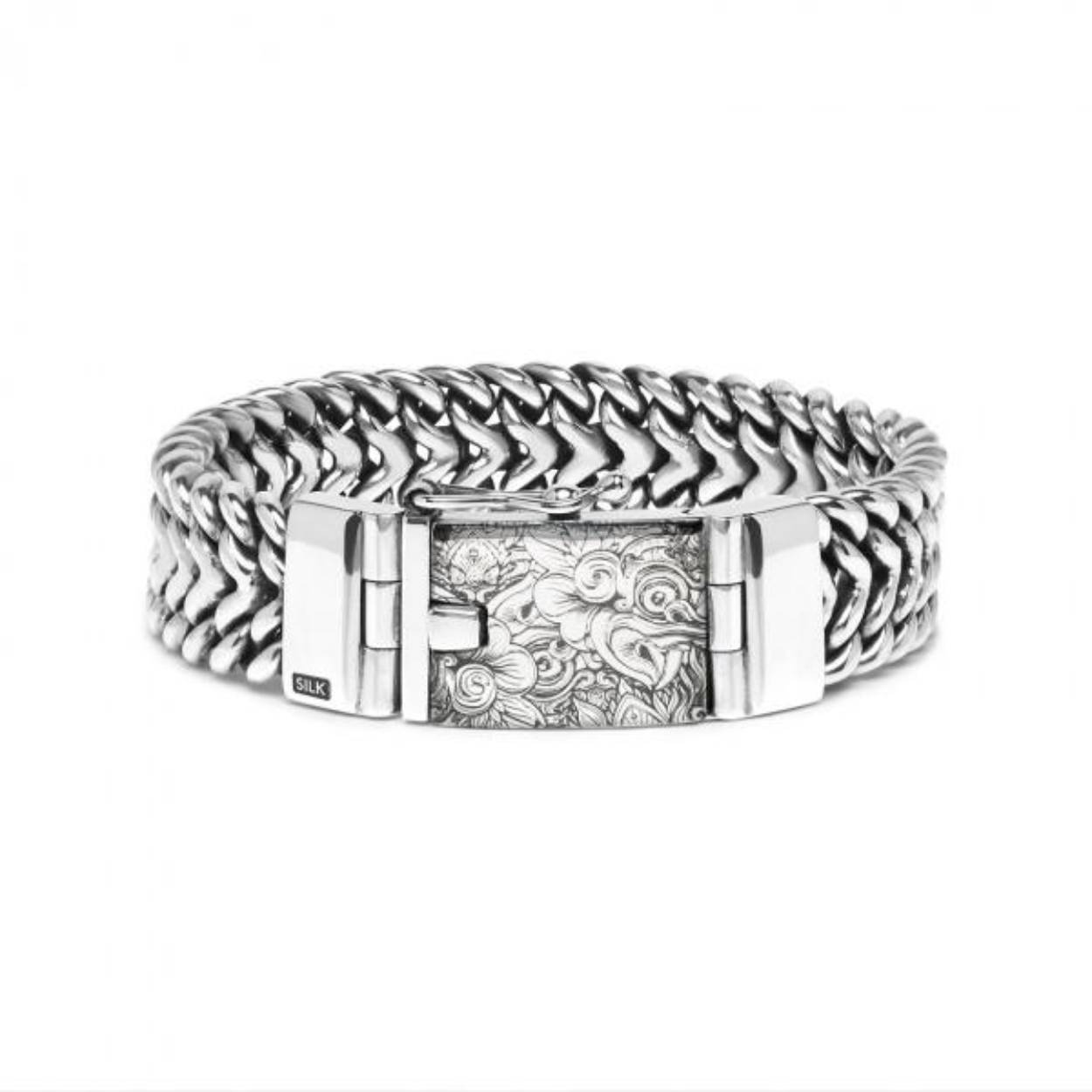Deze armband van Silk komt uit de Eighty eight collectie en is een Bali Limited Edition. De maat van deze armband is 21cm.

Het verhaal van SILK begon twee decennia geleden op de magische eilanden Java en Bali, Indonesië, waar kunstenaarschap een manier van leven is en de mensen bekend staan ​​om hun uitzonderlijke artistieke talent en vakmanschap. Deze armband is een eerbetoon aan de intrigerende cultuur die we door de jaren heen zijn gaan liefhebben en respecteren. Geïnspireerd door de Balinese Barong, een mythische draak-leeuwfiguur afkomstig uit Gianyar, Ubud, waar het SILK-avontuur begon. Het ontwerp van deze zilveren armband is een eerbetoon aan de schoonheid van Bali's tempelsculpturen, houtsnijwerk en andere kunstuitingen. De Barong is sinds ons prille begin een symbool geworden van de merkidentiteit van SILK. Deze leren armband is een van de limited edition armbanden voor het 20-jarig jubileum, ontworpen om ons erfgoed te vieren en te eren. Het is een verfijnd en uniek stuk handwerk dat de bovennatuurlijke beschermende kracht van de Barong's kracht, vuur, passie en leiderschap symboliseert.