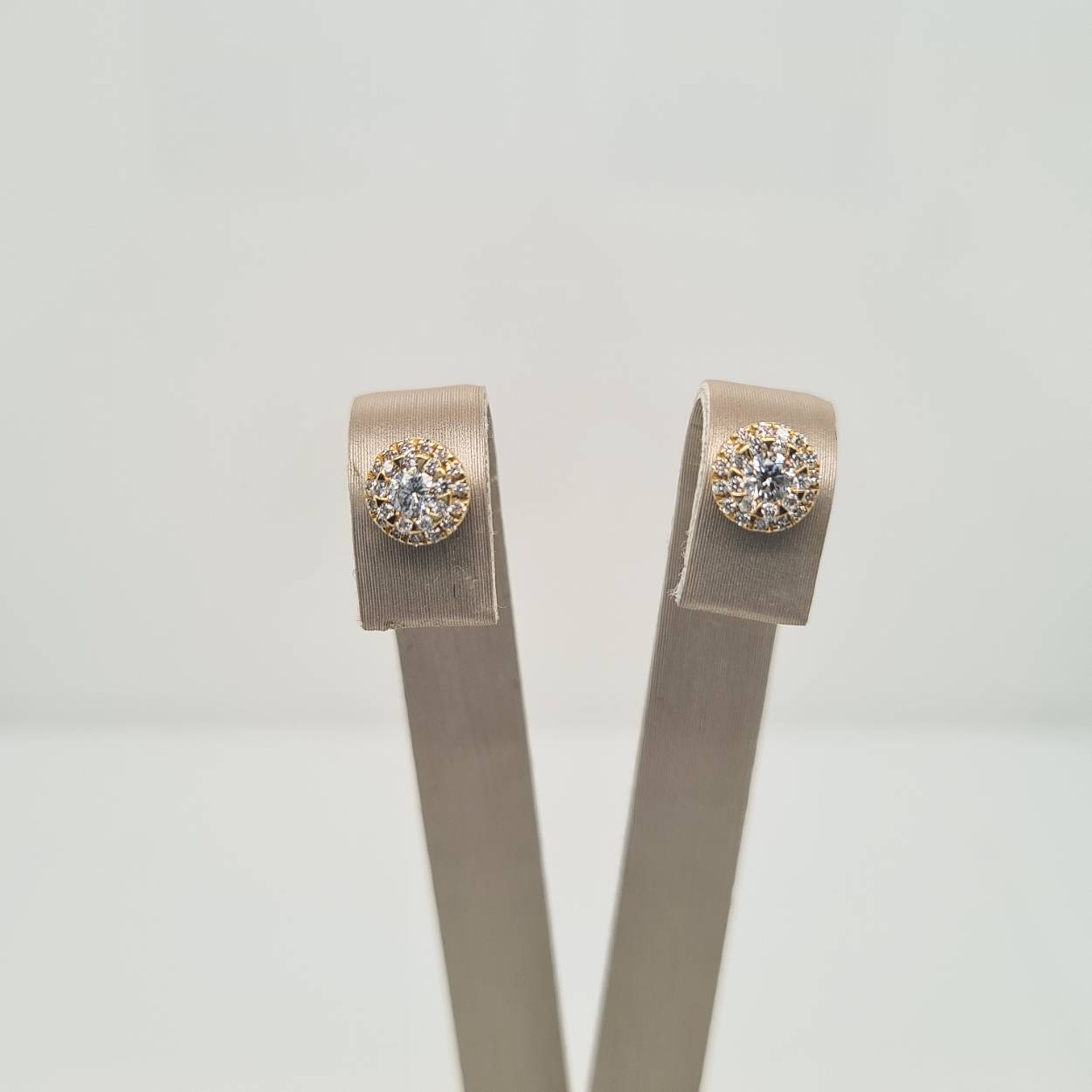 Prachtige gouden oorsieraden bezet met diamant, 0.32crt. 