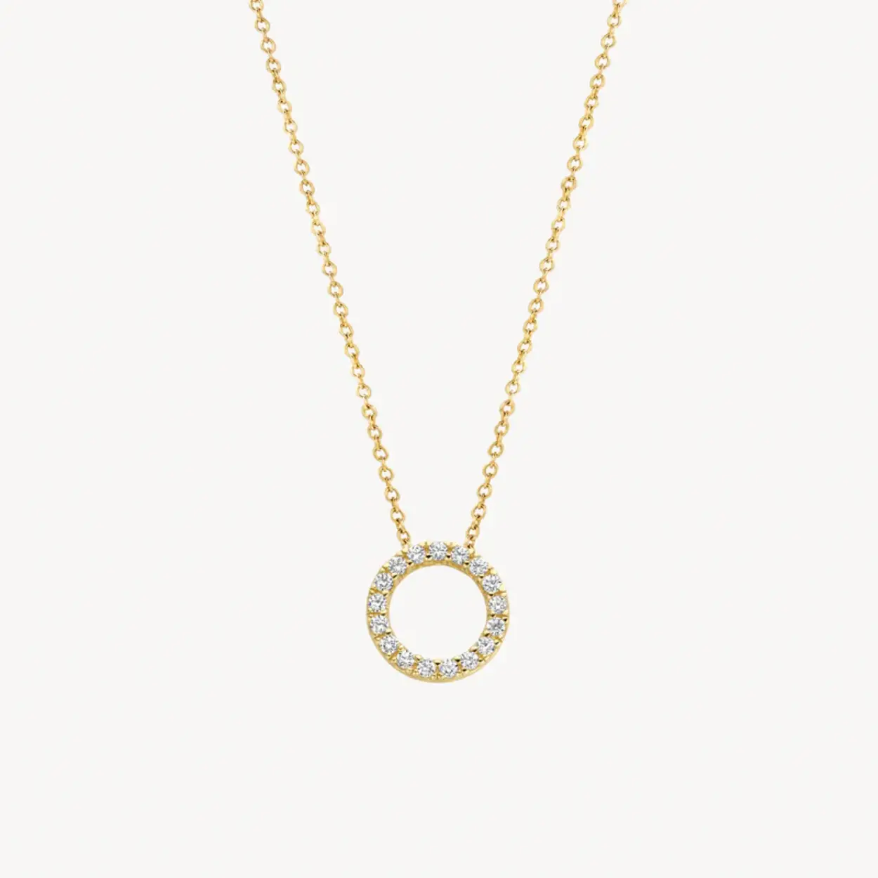 Never miss a moment to shine. Deze 14 karaats geel gouden collier met verfijnde schakels van 0,8 millimeter heeft een lengte van 42 centimeter. De ketting is verrijkt met een sierlijke witgouden cirkelvormige hanger volledig gezet met sprankelende Zirkonia steentjes. Deze charmante ketting sluit met een geel gouden karabijnsluiting.