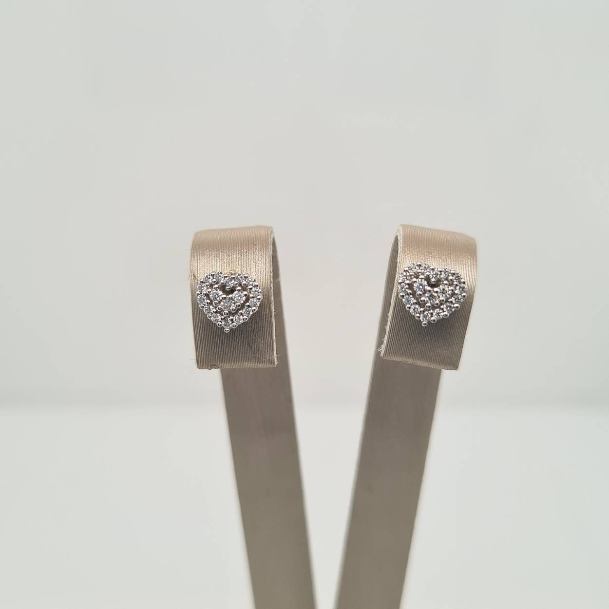 Prachtige witgouden oorsieraden in de vorm van een hartje, bezet met diamant.