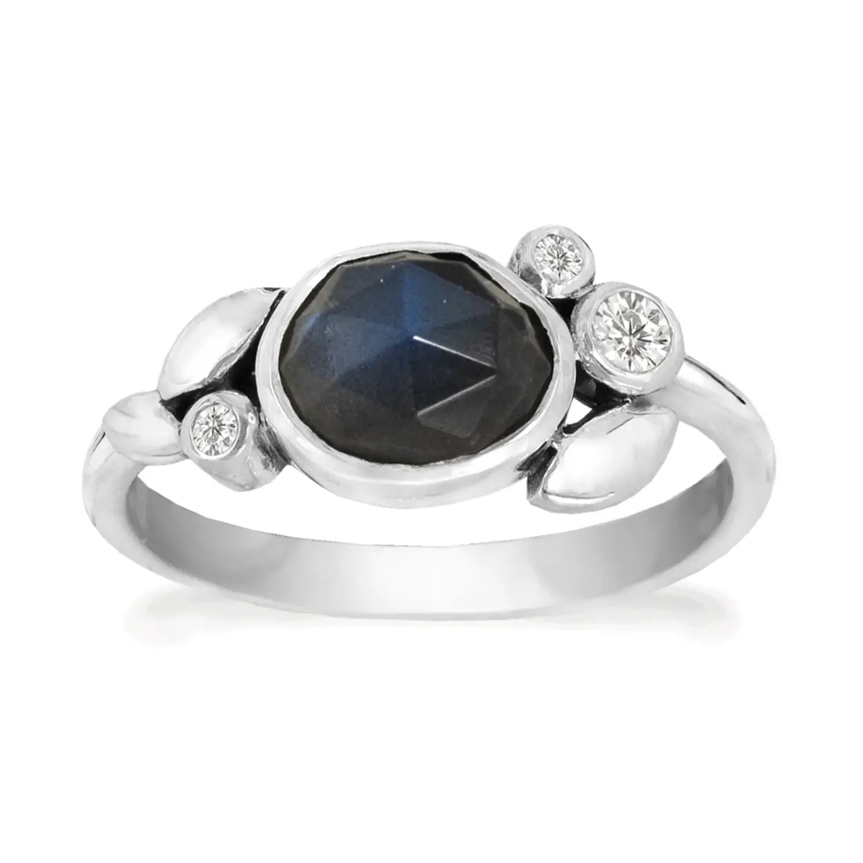 Deze Rabinovich zilveren ring bevat een 8 x 7 mm roosgeslepen labradoriet en twee zirkonia's van 1,5 mm en 2,5 mm.  Rabinovich is een klassiek en persoonlijk Deens sieradenmerk en onderscheidt zich door gebruik te maken van echte edelstenen in combinatie met zilver, verguld zilver en zilver met gouden elementen. Daarbij wordt er gebruik gemaakt van strakke en ronde vormen en verschillende kleuren parels en stenen. Het zilver wordt op dusdanige manieren gebruikt dat het niet alleen de bekende glanzende zilverkleur heeft, er wordt ook veelvuldig gebruik gemaakt van geoxideerd zilver wat de prachtige vaak wat wat meer matte zwart zilveren kleur oplevert. De passie van Rabinovich? Dromen vastleggen, gedachten te grijpen en beide omzetten in mooie en vrouwelijke sieraden. Let op: Deze zuivere, natuurlijke materialen zijn volstrekt uniek. Ze verschillen in kleur en hebben unieke insluitsels en kenmerken waaraan hun ouderdom en natuurlijke schoonheid te zien zijn.