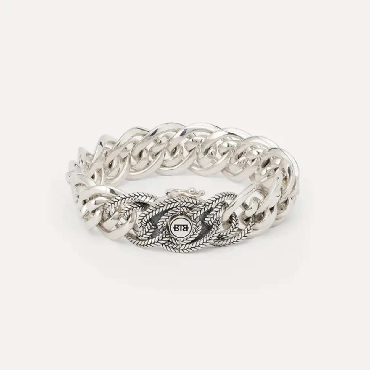 Onze Nathalie Textuur Small Armband is een prachtig statement sieraad. Het unieke ontwerp van de Nathalie schakel loopt door in de hele armband, inclusief de sluiting, waardoor er een krachtig geheel met een unieke look ontstaat. Het slot laat fijn vlechtwerk zien, doordat onze Nathalie weving is gecombineerd met de iconische Barbara structuur, deze combinatie creëert een luxere uitstraling. Combineer het met de bijpassende ring voor een prachtige set die zich onderscheidt van de standaard Nathalie collectie. Deze armband straalt verfijning uit met een opvallende details en een uniek slot. 