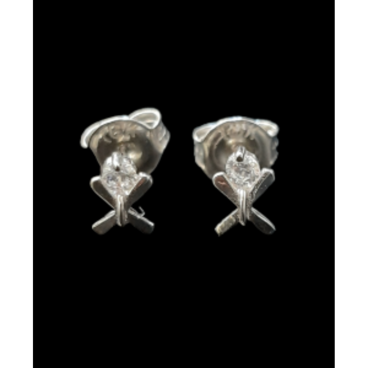 Deze prachtige witgouden oorknopjes, model BREA-0002503, zijn gemaakt van 18-karaats goud en stralen elegantie uit met hun glans en witte kleur. Perfect voor dagelijks gebruik of speciale gelegenheden. Hun subtiele ontwerp van 3,66 mm breedte maakt ze geschikt voor zowel casual als formele outfits. Combineer ze met andere sieraden voor een complete look.