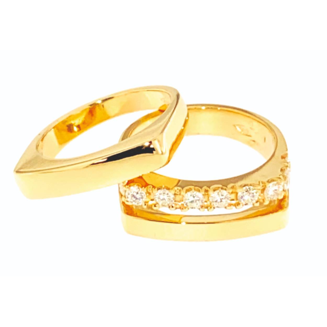 Geelgouden ring in 18kt goud met diamant 0.59ct uit de oct-collectie.
De oct-collectie is de nieuwste collectie uit onze eigen atelier en ontworpen door Claude.
