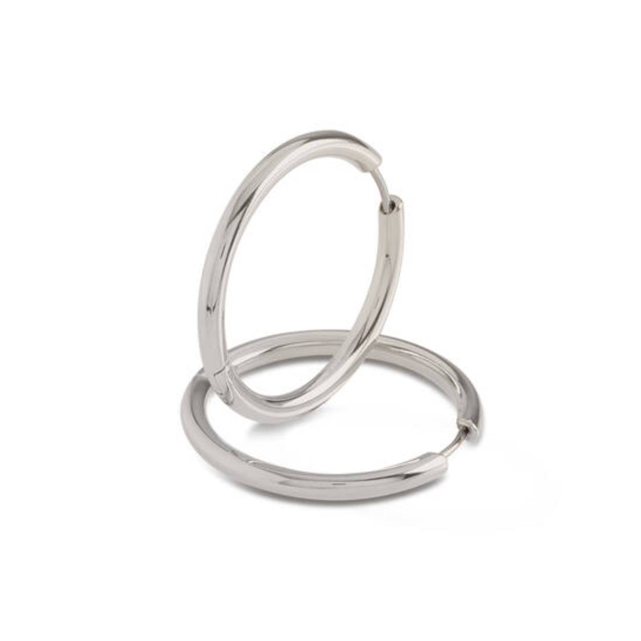 Boccia Titanium 05073-01 Oorringen
Deze unieke titanium oorbellen van Boccia Titanium is een mooie toevoeging aan je sieradencollectie! Wat deze oorringen uniek maakt, is dat ze een klapsluiting hebben. Combineer de oorringen met de bijpassende sieraden voor een complete look. De doorsnee is 31mm

HET MERK
Boccia Titanium is het titanium merk van Nederland, dat zijn oorsprong in Duitsland vindt en is opgericht in het jaar 1992. Ontwikkeld door internationale ontwerpers. Alle titanium componenten van de BOCCIA TITANIUM collectie zijn gemaakt van 99,7% puur titanium; het bijzondere materiaal. Het is licht in gewicht, neemt de temperatuur van de huid aan en is zeer huidvriendelijk. Bovendien is het corrosie- en temperatuurbestendig.

SPECIFICATIES
- Oorringen 
- Puur titanium
- Zilverkleurig
- 31mm