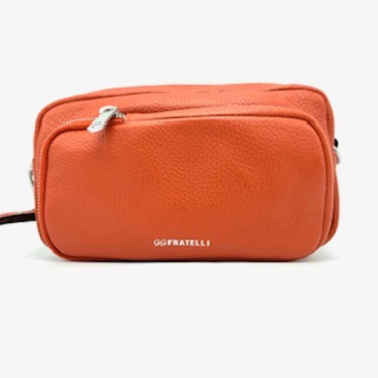 Helemaal hip deze telefoon tas van Gigi Fratelli. De tas is zodanig ontworpen dat u deze tas in de hoogte maar ook in de breedte kan dragen. Onder de toprits zit een pasjes vak en een rits vak..

Deze tas is tevens als clutch te dragen.

Afmetingen:
Hoogte 12 cm x breed 22cm x diep 7cm