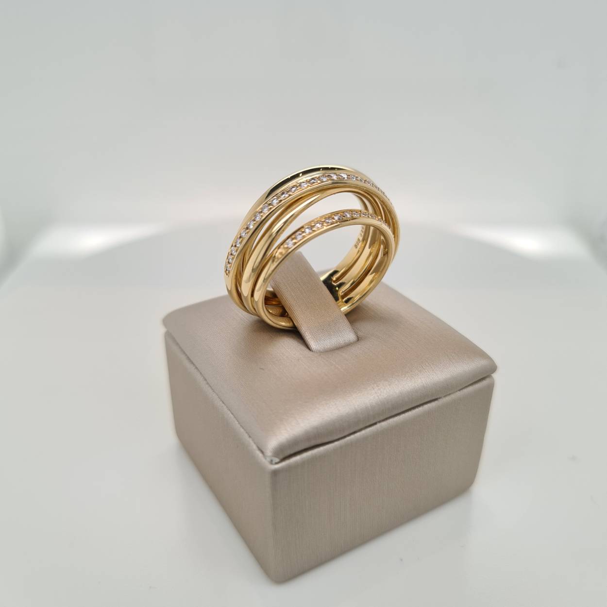 Prachtige 14krt gouden ring met diamant, 0,252crt H Si. De ring is van het merk Elaine Firenze en is maat 56.