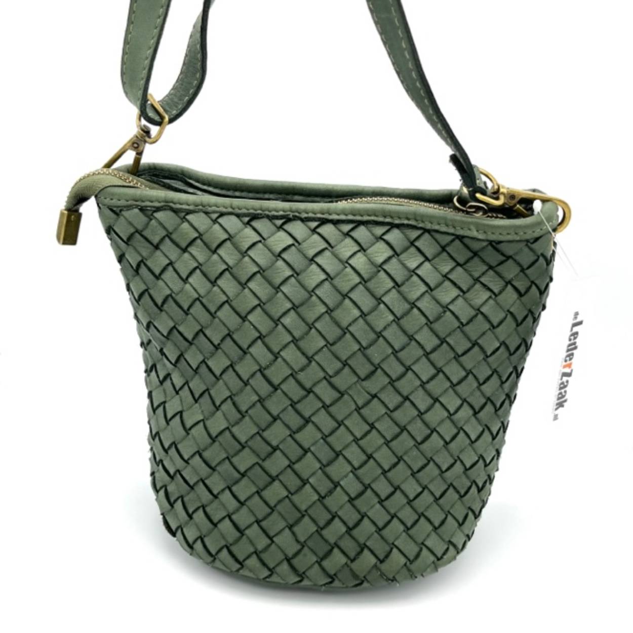 Deze OwnLabel emmertje assorti gevlochten is perfect voor elke gelegenheid! De tas heeft een stijlvol geweven design en is verkrijgbaar in verschillende kleuren. Draag hem crossbody voor een trendy look of als handtas om je outfit compleet te maken. Deze tas is gemaakt van hoogwaardige materialen en heeft een ruim interieur voor al je spullen. Bestel nu en maak je look helemaal af!


Afmetingen:
Hoogte 20cm x breed 16cm x diep 15cm