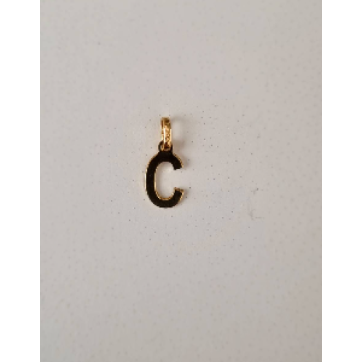 Hanger letter C in goud 18kt