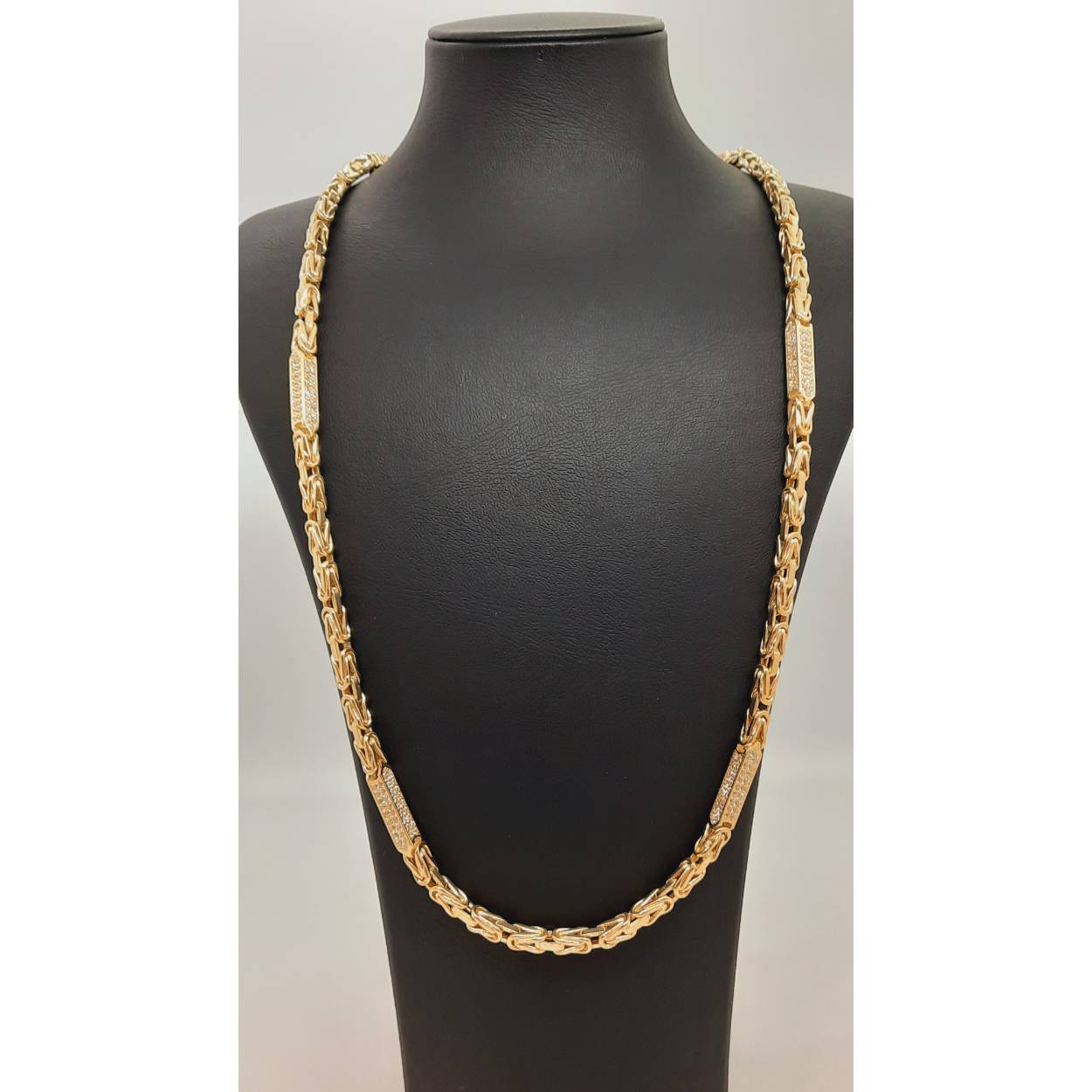 De koningsketting BREA-RDL-0004062 is een verfijnd sieraad van 14 karaat goud met een lengte van 70 cm. Deze glanzende gouden halsketting heeft een breedte van 4,5 mm en weegt 32,4 gram. Perfect om elegant en stijlvol te dragen bij zowel formele als dagelijkse gelegenheden. Een tijdloos juweel voor elke moderne garderobe.