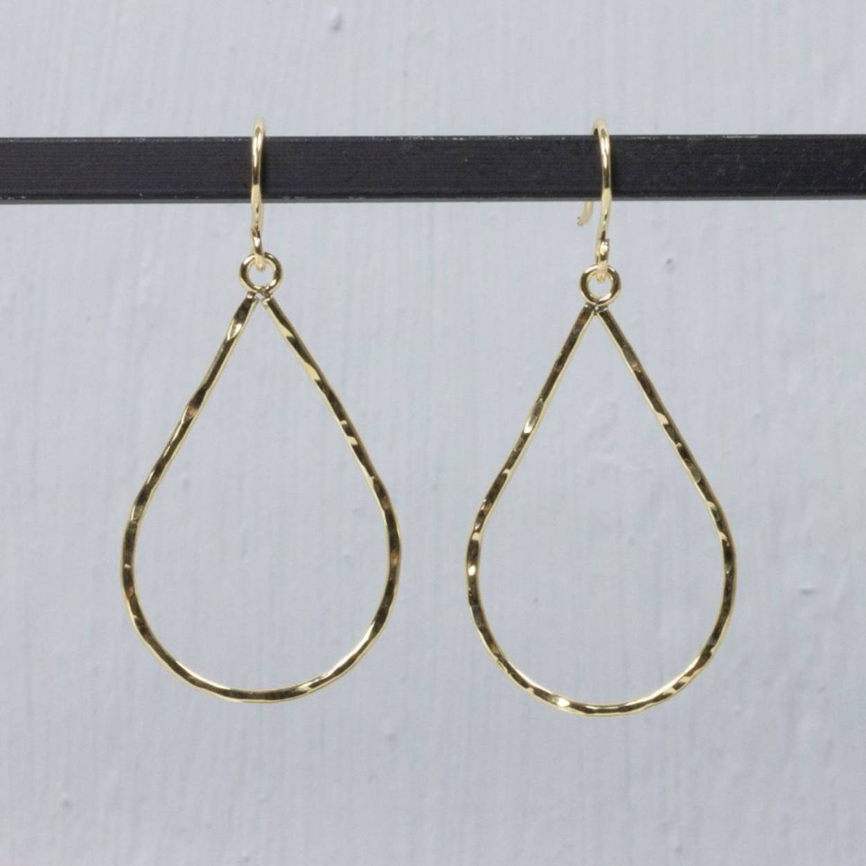 Oorhangers van Jéh Jewels gemaakt van Goldfilled. De oorhaners zijn druppelvormig en door de hamerslag bewerking schitteren ze nog mooier.