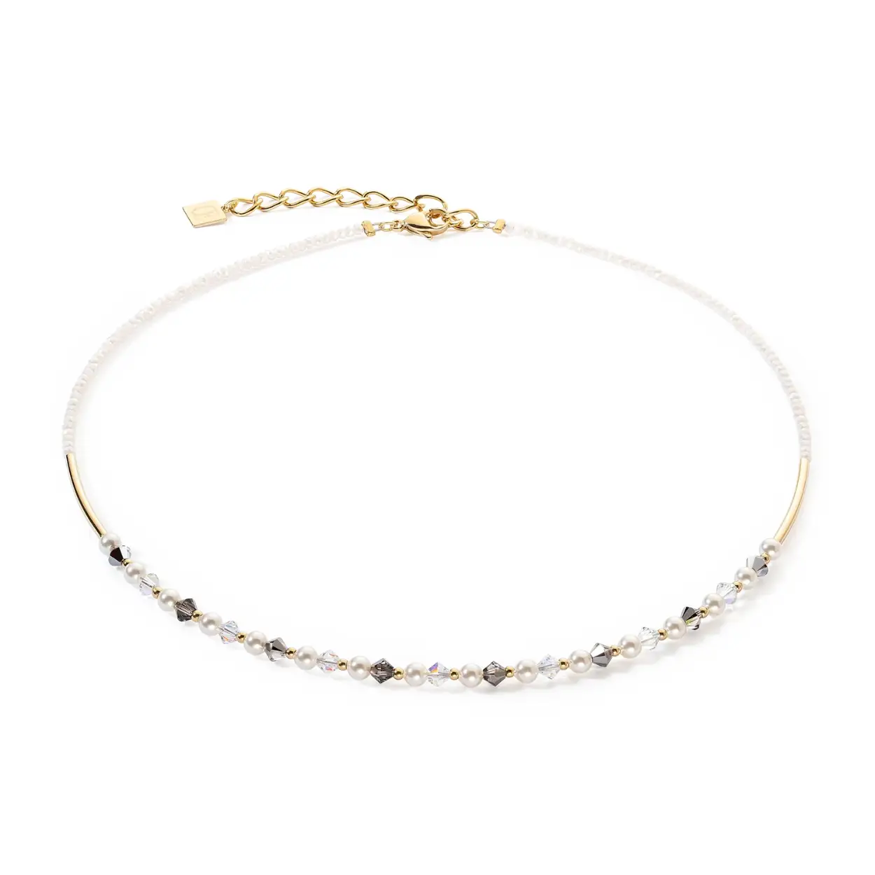 De Princess Pearls ketting in grijs en kristal is een tijdloos sieraad dat nooit uit de mode zal raken. Het drukt schoonheid en elegantie uit en kan voor elke gelegenheid worden gedragen. Als cadeau voor een speciaal iemand of als traktatie voor uzelf: deze ketting zal ongetwijfeld bewonderende blikken trekken.