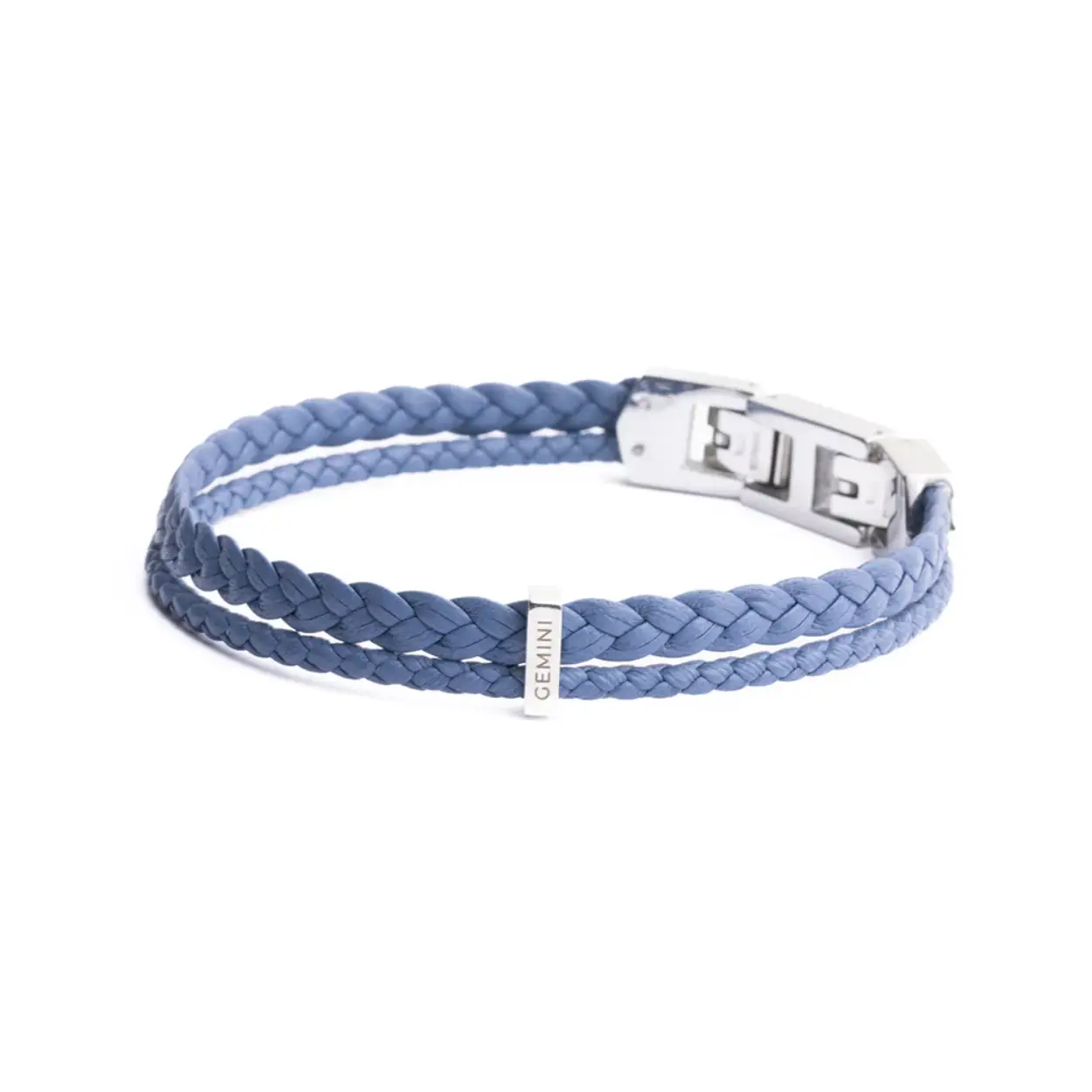 Deze Duo Light Blue armband is volledig gemaakt van hoogwaardig Italiaans nappaleer, afgewerkt met roestvrijstalen elementen. Het Italiaanse leer is ongelooflijk soepel en zacht. Hij is verkrijgbaar in meerdere maten.

Italiaans Nappaleer staat wereldwijd bekend om zijn uitzonderlijke kwaliteit en luxueuze uitstraling. “Nappa” verwijst naar een specifiek type zacht leer gemaakt van de huiden van lammeren, geiten of schapen. De zachtheid wordt bereikt via een zorgvuldig looiproces en afwerking, resulterend in leer dat een genot is om aan te raken.

Het looiproces voor Italiaans Nappaleer is een cruciale stap in de productie ervan. Italiaanse leerlooierijen gebruiken vaak plantaardig looien of andere milieuvriendelijke methoden, wat niet alleen de kwaliteit van het leer verbetert, maar ook de milieu-impact vermindert.