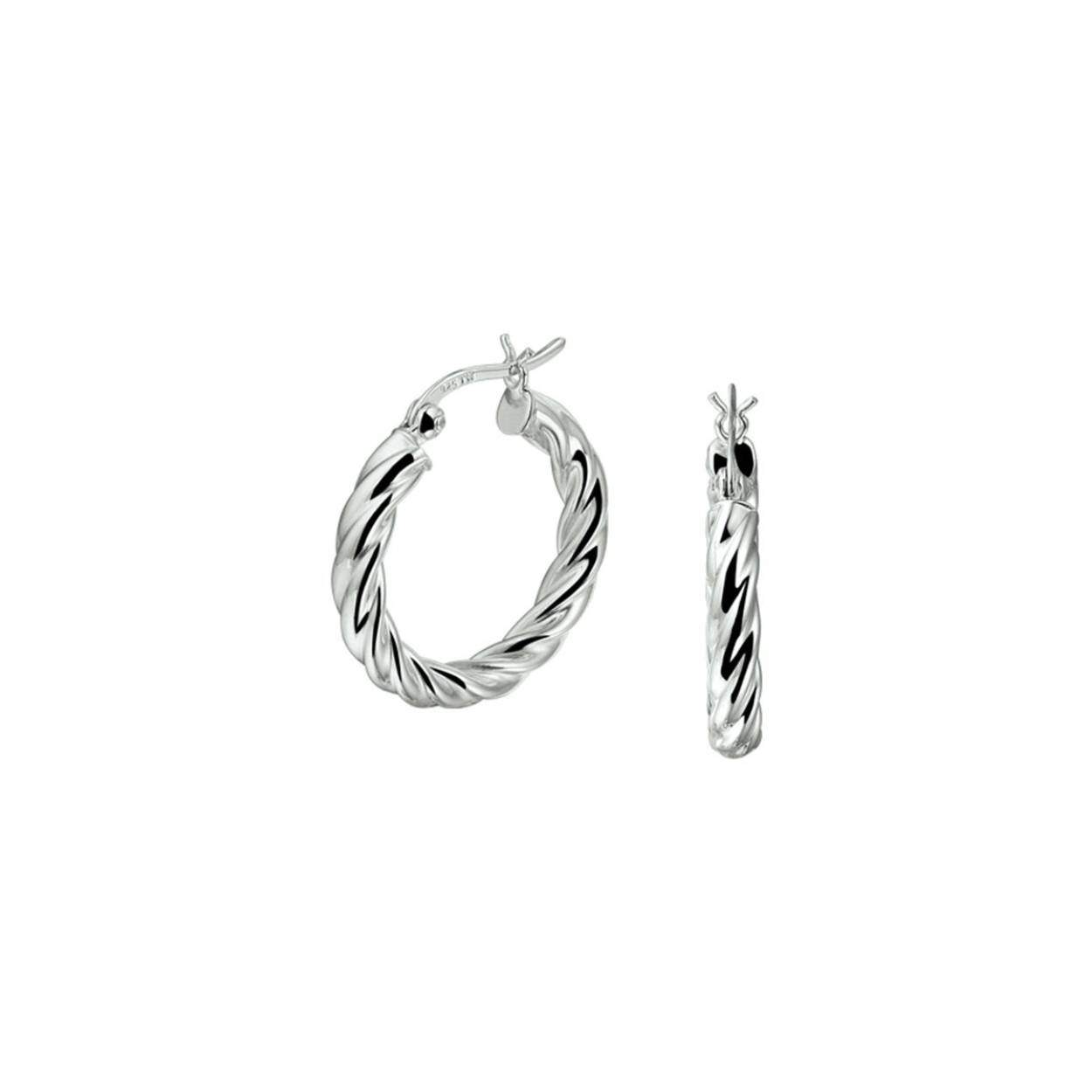 Klassieke gerhodineerd zilveren oorringen met een afmeting van 26x4mm uitgevoerd met een gedraaide buis en een stevige scharnier sluiting. Info: Gerhodineerd zilver is door de rhodiumlaag beter bestand tegen verkleuren en krassen.