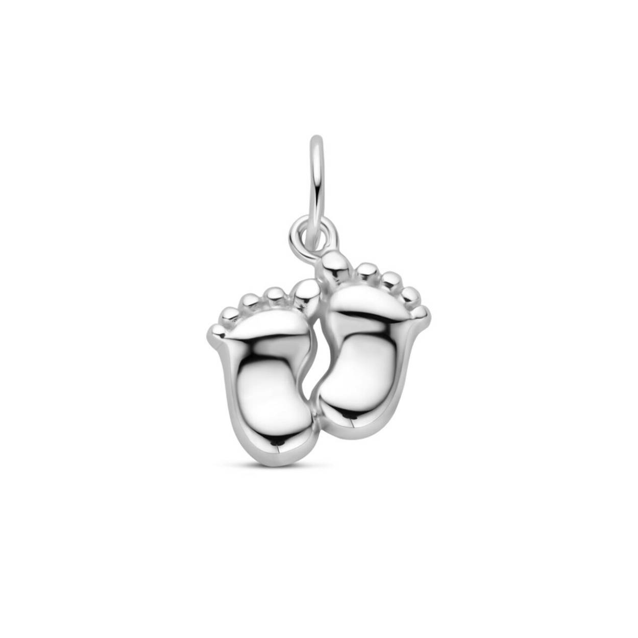 Gerhodineerd 925 zilveren hanger uitgevoerd in de vorm van baby voetjes. De hanger heeft een totale hoogte van 1.6cm.