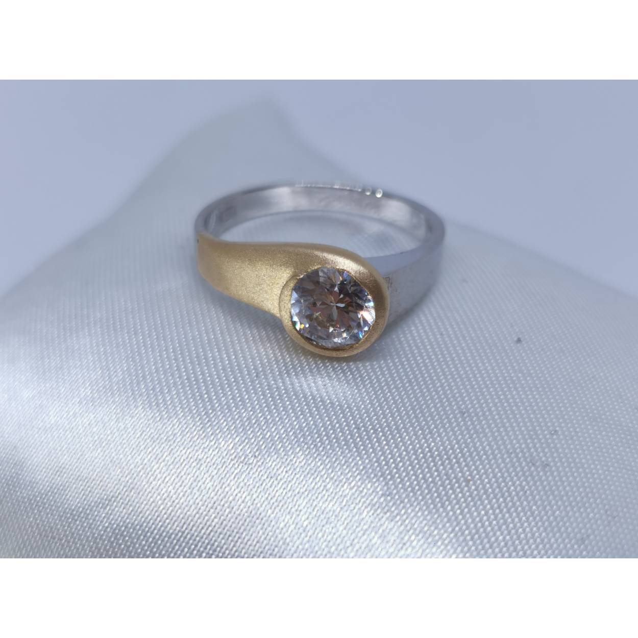 14 karaat gesatineerde Bicolor solitaire ring met briljant geslepen zirkonia.