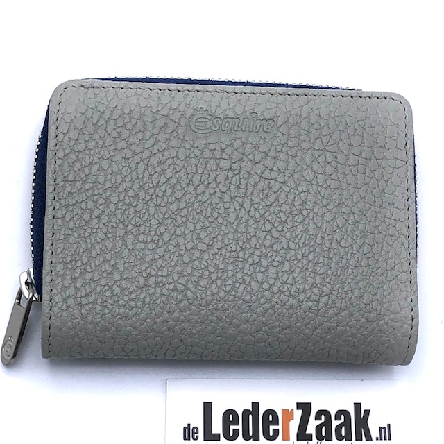 Kleine en handzame dubbele portemonnee van Esquire in de kleur taupe/lichtgrijs.  Er is ruime voor 3 bank passen, en het muntgeld (met winkelwagenmunt) heeft een dubbelvak af te sluiten met een rits. De rits heeft twee kleuren, blauw en rood. 

Afmetingen: 10,5 x 8,5 x 2,5 cm