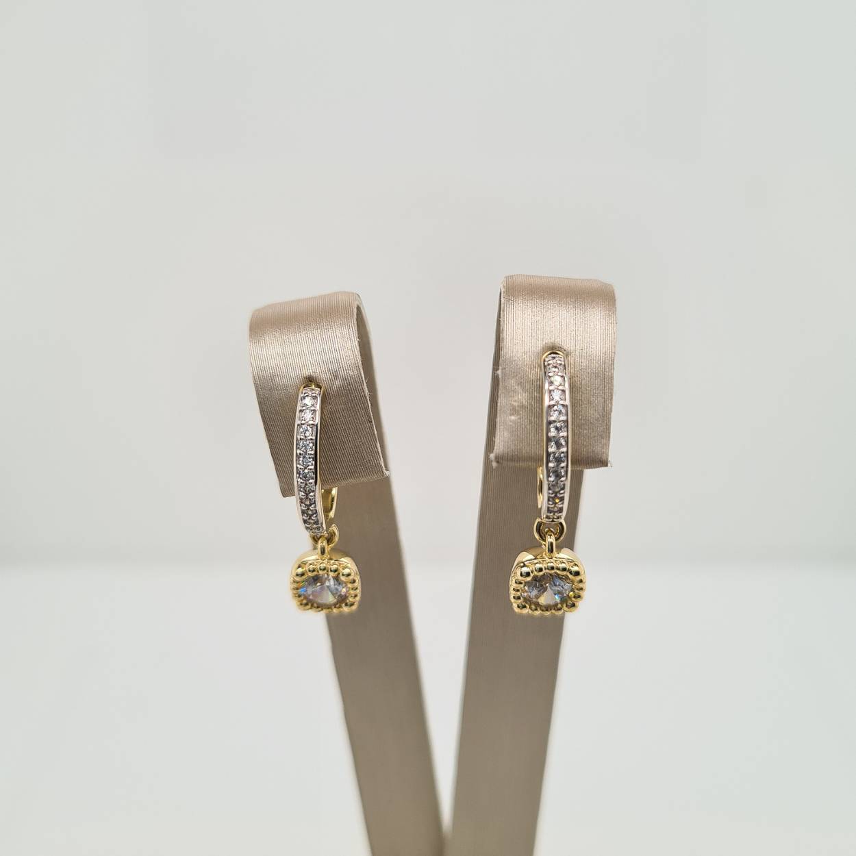 Prachtige 14krt gouden bicolor oorsieraden met zirkonia.