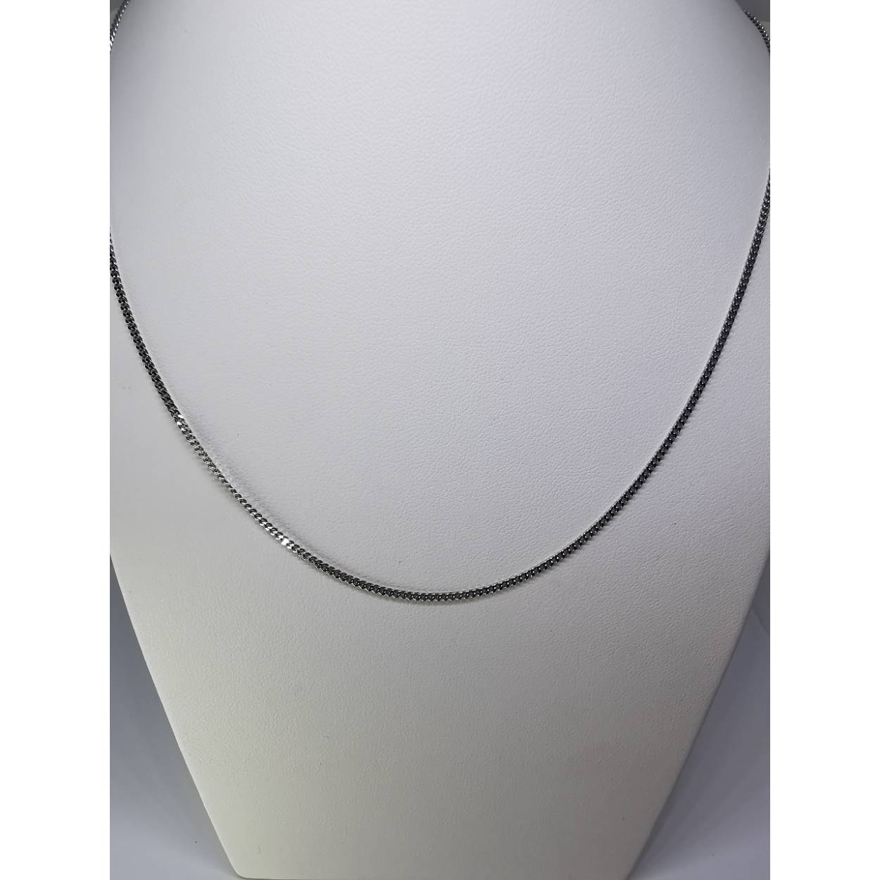 14 Karaat wit gouden collier. 
De Gourmette-ketting is een variatie op de gewone basis schakelketting, maar de ronde of ovale schakels zijn gedraaid en meestal vlak afgeslepen (diamant geslepen), zodat de schakels mooi plat in elkaar overvloeien. Deze schakelketting heeft de grootste variatie aan breedten, variërend van enkele millimeters tot enkele centimeters.