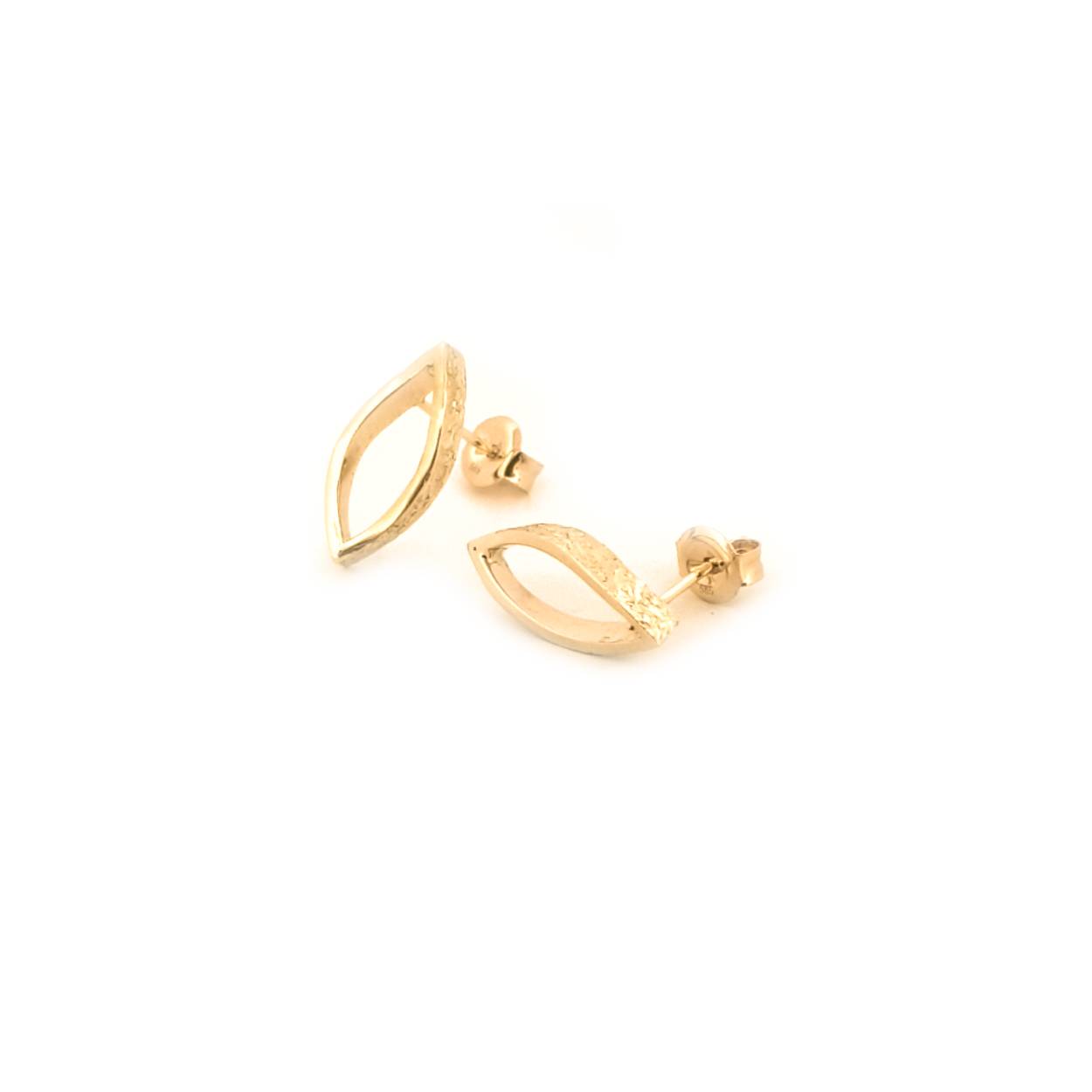 Deze vlammende oorbellen zijn verkrijgbaar in geelgoud en zilver. Het is ook mogelijk ze uit te breiden door er een mooie edelsteen in te plaatsen. Met deze oorstekers ga je vlammend de dag door!

Maak een afspraak en kom deze sierlijke oorbellen eens passen! Of bestel ze gelijk, dan sturen we deze mooi verpakt naar je toe.