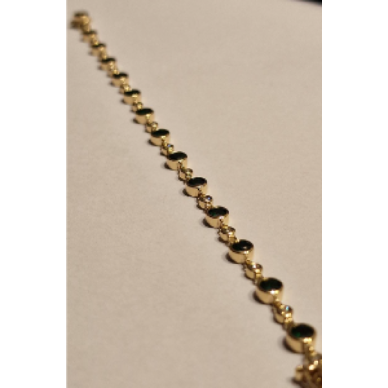 14k geelgouden schakel armband met om en om gezet Tsavoriet(groene granaat) en diamant