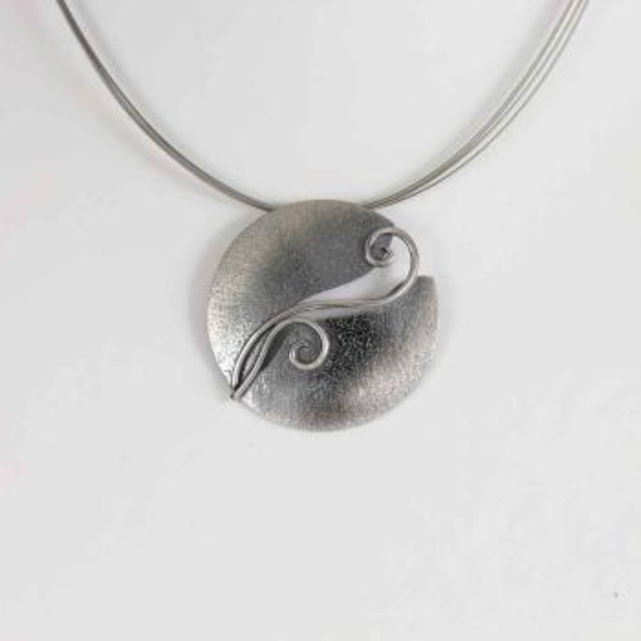 Buttner Schmuck handgemaakte sieraden vervaardigd in een klein atelier uit de Harz, zilver hanger met staaldraad