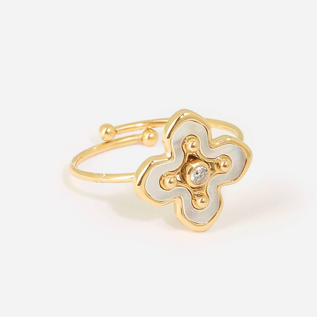 De Platings van ZAG Bijoux zijn van de allerbeste kwaliteit. De ringen van ZAG zijn echte eyecatchers en passen altijd omdat ze om je vinger klemmen. De Maat is van 16.5 tot 19 instelbaar