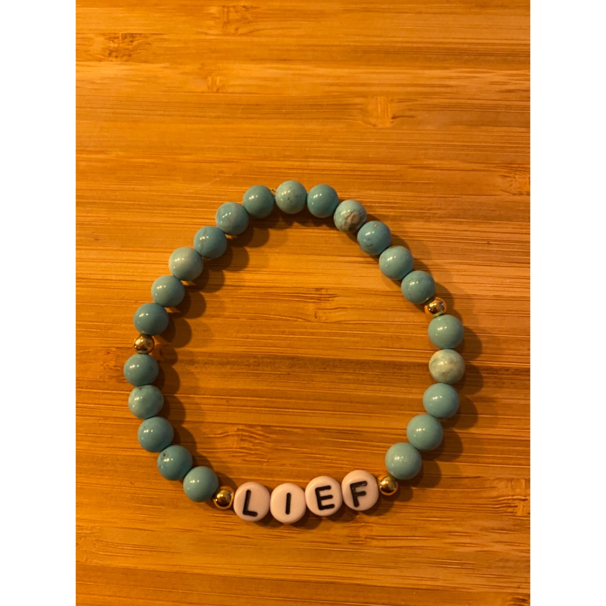 Lief armbandje met positieve tekst.Turkoois  en zilveren gold platen ballen. 
Dit geschenkje is belangrijk voor jezelf om jezelf eraan te herinneren dat je lief bent. Je wordt blij als je het krijgt en even blij als je het weggeeft.
Armband kan op aanvraag met elke positieve tekst gemaakt worden( max 7 letters)