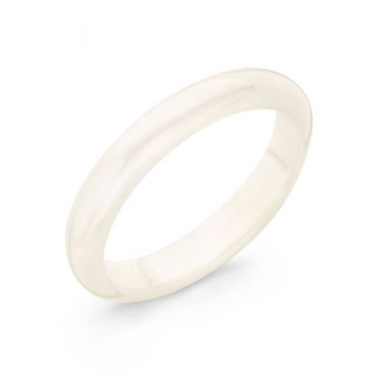 Een ivoorkleurige ring uit de collectie van  Blush. De ring is  uitgevoerd in keramiek en kan goed gecombineerd worden met andere ringen. Keramiek is hard materiaal, waardoor het zo goed als niet beschadigen kan. 