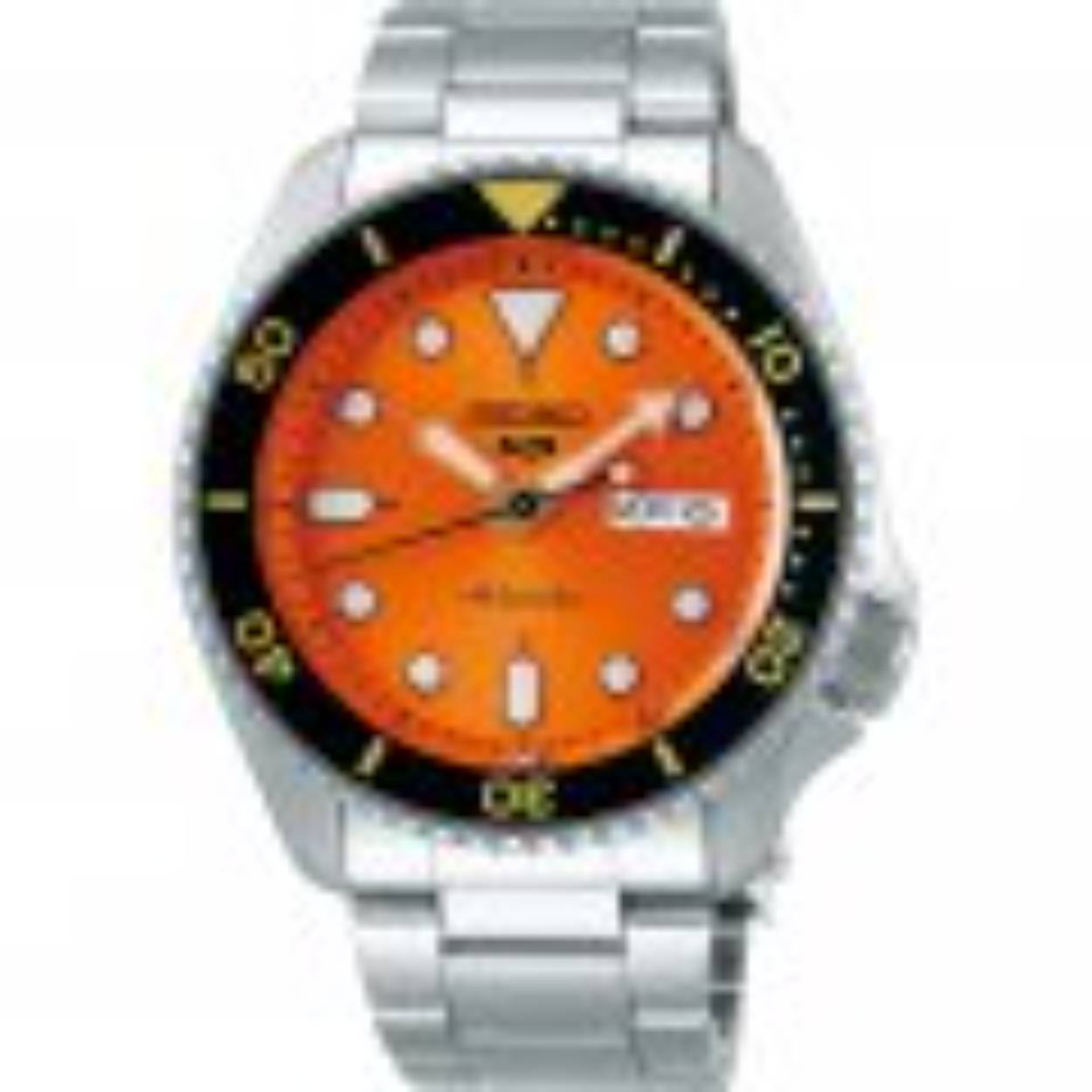 Dit horloge komt uit de Seiko 5 Sports Automatic collectie. Deze stoere horloges zijn perfect voor een stoere pols!
Dit Seiko horloge heeft een kast gemaakt van Roestvrijstaal met een diameter van 42.5 mm en is voorzien van een metalen band. In de kast bevindt zich een Seiko kwaliteitsuurwerk en is afgewerkt met Mineraalglas.

Het horloge is 10ATM. Dit betekent dat het horloge geschikt is om mee te zwemmen. Verder wordt het horloge geleverd met 2 jaar garantie.
