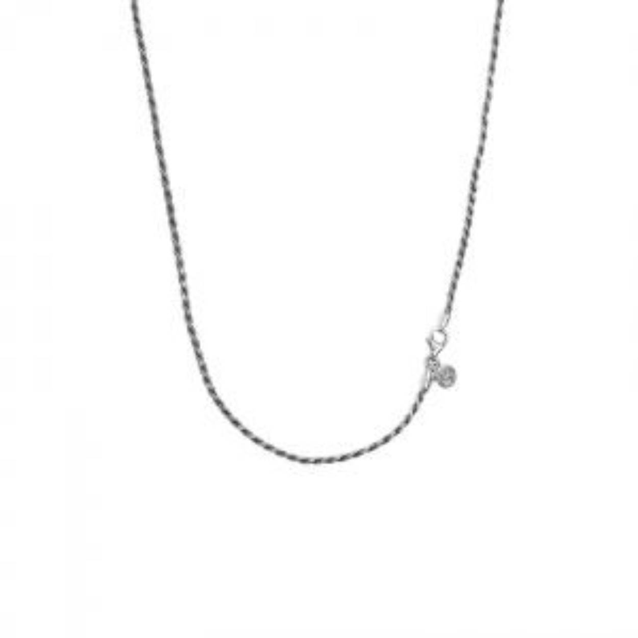 Prachtige zilveren ketting met een getordeerde draad, vormt een sierlijk sieraad om je hals. De zilveren gedraaide ketting is gemaakt van het eerste gehalte zilver 925/1000. De ketting kan zowel met als zonder hanger gecombineerd gedragen worden. De zilveren ketting sluit met een karabijnhaak en is in verschillende lengte maten 45 - 50 & 60cm verkrijgbaar.