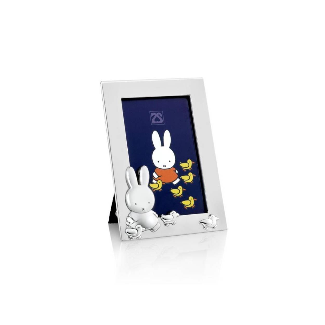 Fotolijstje met een afbeelding van nijntje met eendjes op de rand. Geschikt voor één foto van 6x9 cm. De fotolijst is verzilverd en gelakt, waardoor poetsen overbodig is.