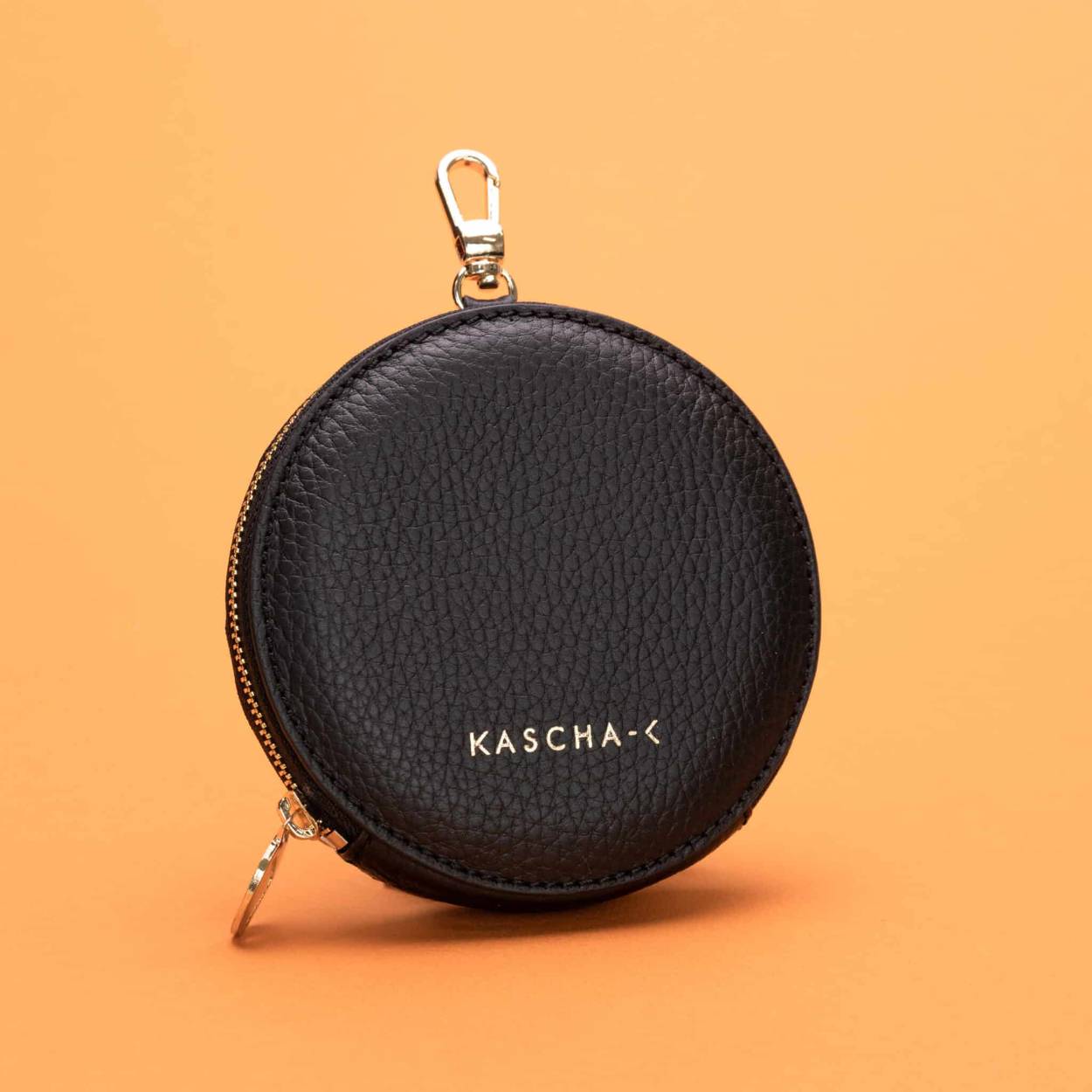 Deze verfijnde Wallet is prachtig afgewerkt met goudkleurige accenten en is ook nog eens verkrijgbaar in een groot aantal heerlijke kleuren. Zeker weten dat de jouwe ertussen zit! Met deze basic heb jij je sleutels, je pasjes en je lipgloss voortaan altijd bij de hand.
Klik de Wallet de Rond vast aan je phonecord of combineer hem met een van onze andere accessoires.