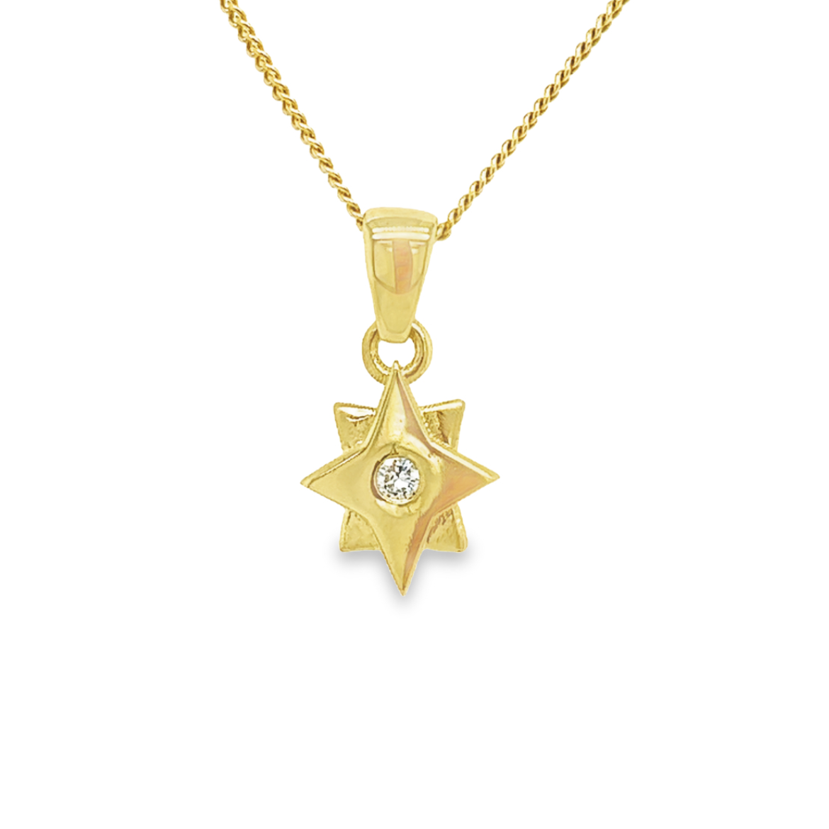14k geelgouden hanger in vorm van een ster, met in het midden een diamant gezet van 0.02c

*hanger wordt exclusief collier geleverd