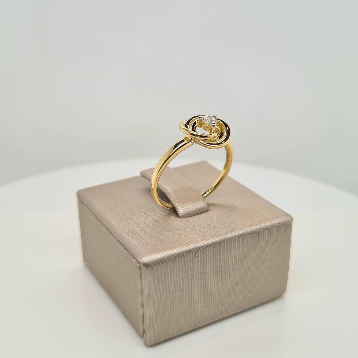 Prachtige 14 karaat gouden ring met diamant, 0.1crt. De maat van de ring is 54.