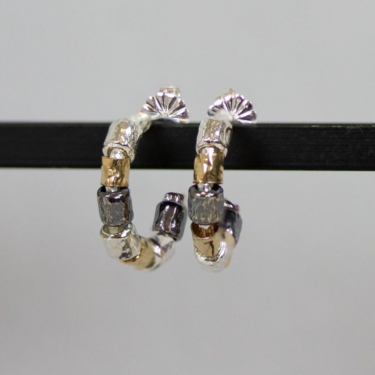 Creool uit de collectie van Jeh Jewels, gemaakt van 925 sterling (geoxideerd) zilver met goldfilled. De glans van 925 sterling zilver maakt het een gewild edelmetaal voor de vervaardiging van sieraden. Het bestaat uit 92,5% puur zilver en 7,5% koper. Puur zilver is een zacht en buigzaam materiaal, het koper in 925 sterling zilver zorgt voor de stevigheid. De sieraden van Jeh Jewels zijn nikkel vrij. Op dit sieraad is gebruik gemaakt van geoxideerd zilver, dit is een oppervlakte bewerking. Het is mogelijk dat de geoxideerde laag na verloop van tijd door slijtage gaat vervagen. Goldfilled komt uit Amerika en wordt daar al langer gebruikt voor de vervaardiging van sieraden met een "touch of gold" voor een betaalbare prijs. Het goldfilled blijft op kleur, is slijtvast en de goudlaag is dik genoeg om lang te kunnen genieten van de warme uitstraling van goud. Goldfilled wordt veelal ook goed verdragen door mensen die allergisch zijn voor andere metalen dan goud.