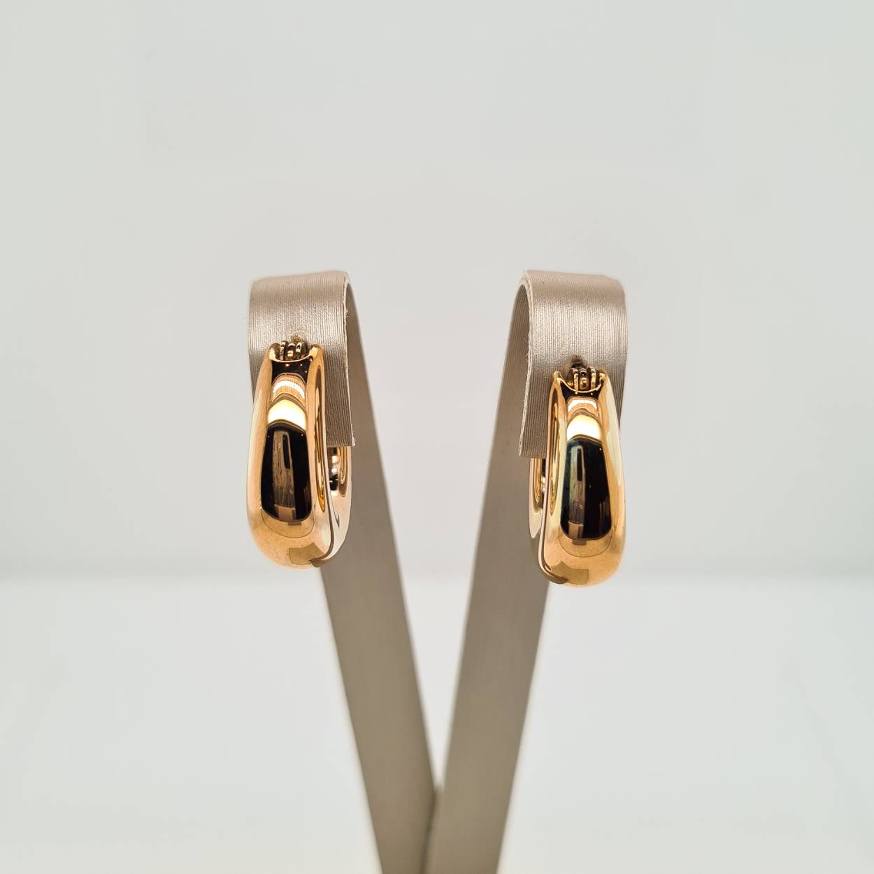 Prachtige 14 karaat gouden oorsieraden.