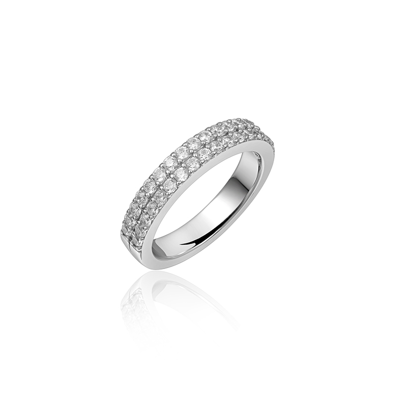 Zilveren ring met dubbele rij zirkonia's gezet.