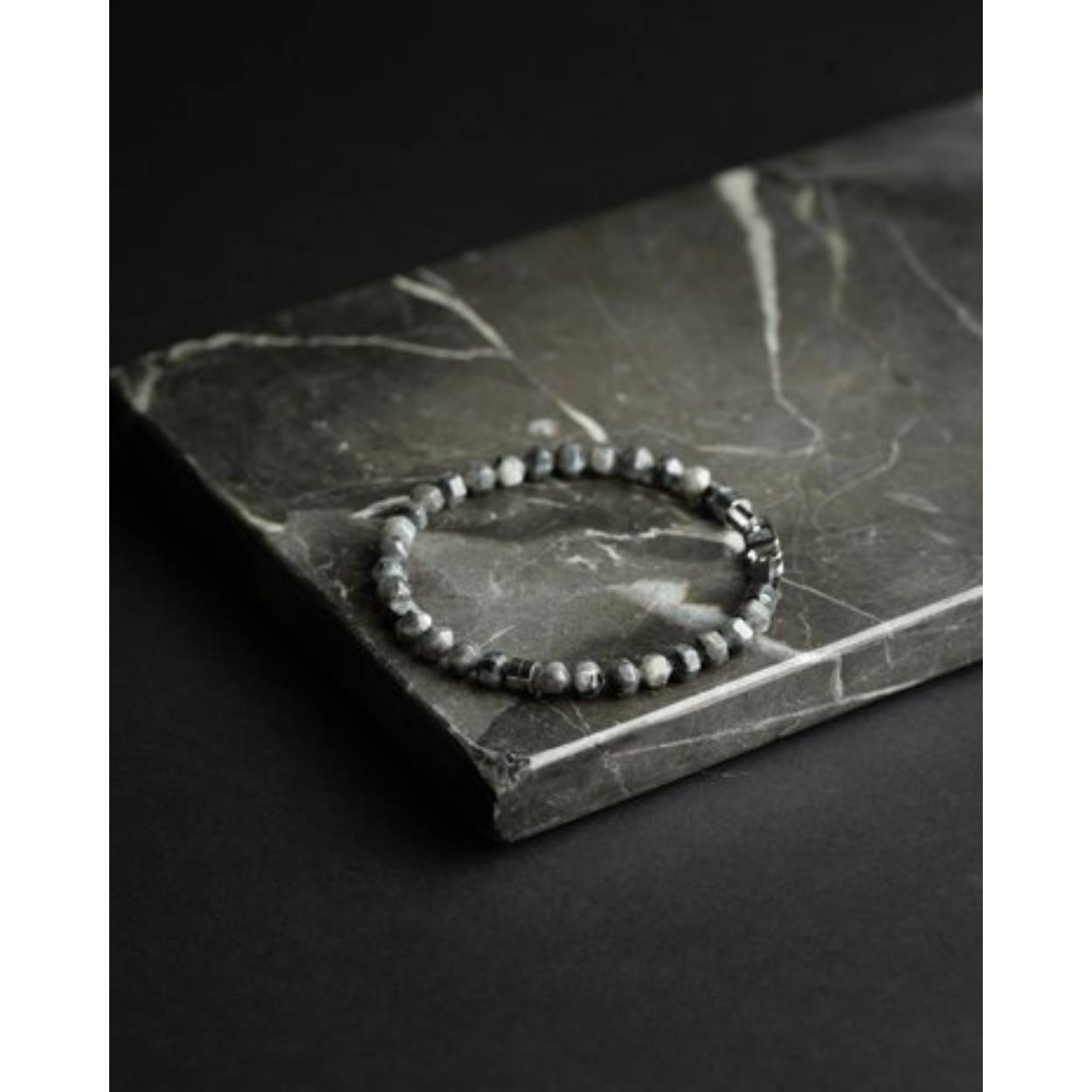 Gemini Hexa Grey is een armband met zeshoekige Larvikiet steen op 20 of 21 cm.
Deze nieuwe Next Level Jewelry Gemini armbanden zijn niet met elastiek maar met een sluiting!

De Gemini Hexa Grey 6 mm is gemaakt van natuursteen Larvikiet
Het natuursteen Lavrikiet - uit Noorwegen - is een vulkanisch gesteente en is daarom zeer karakteristiek door zijn heldere glans. Het is de ideale steen om je te beschermen tegen slechte invloeden en om de dingen vanuit een hoger perspectief te benaderen.

 De natuurstenen van Gemini worden ingevoerd uit alle wereldhoeken. Ze zijn afkomstig van diepe grondlagen, uitgedoofde vulkanen en rijke ertsgronden.