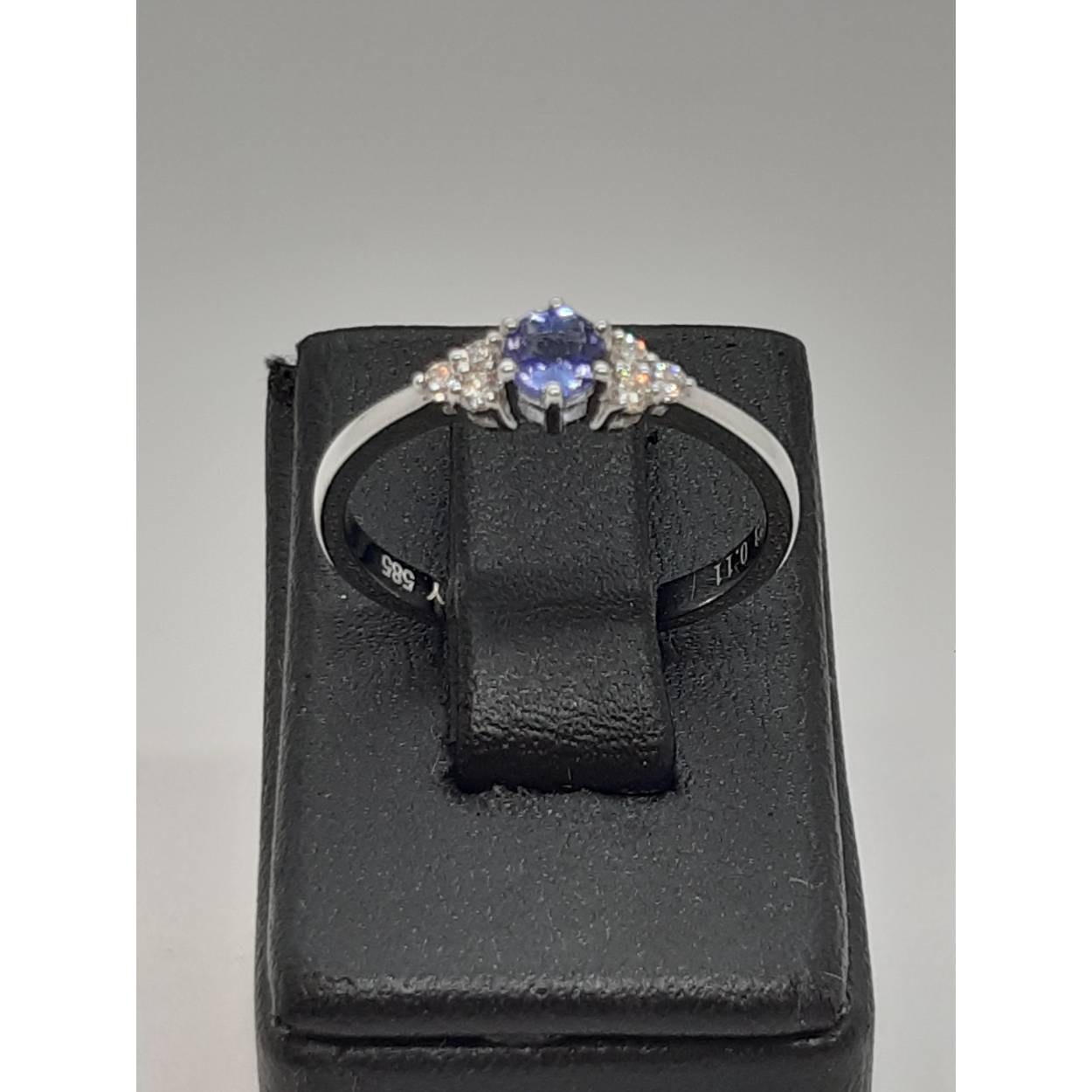 Deze elegante diamant ring met modelnummer BREA-0002815, gemaakt van 14-karaats witgoud, bevat zes SI1 ronde diamanten met kleur F en een extra diamant van 0.23 ct. Ideaal voor speciale gelegenheden. Draag hem op maat 54 voor een perfecte pasvorm en een tijdloze, verfijnde uitstraling die elke outfit versterkt.