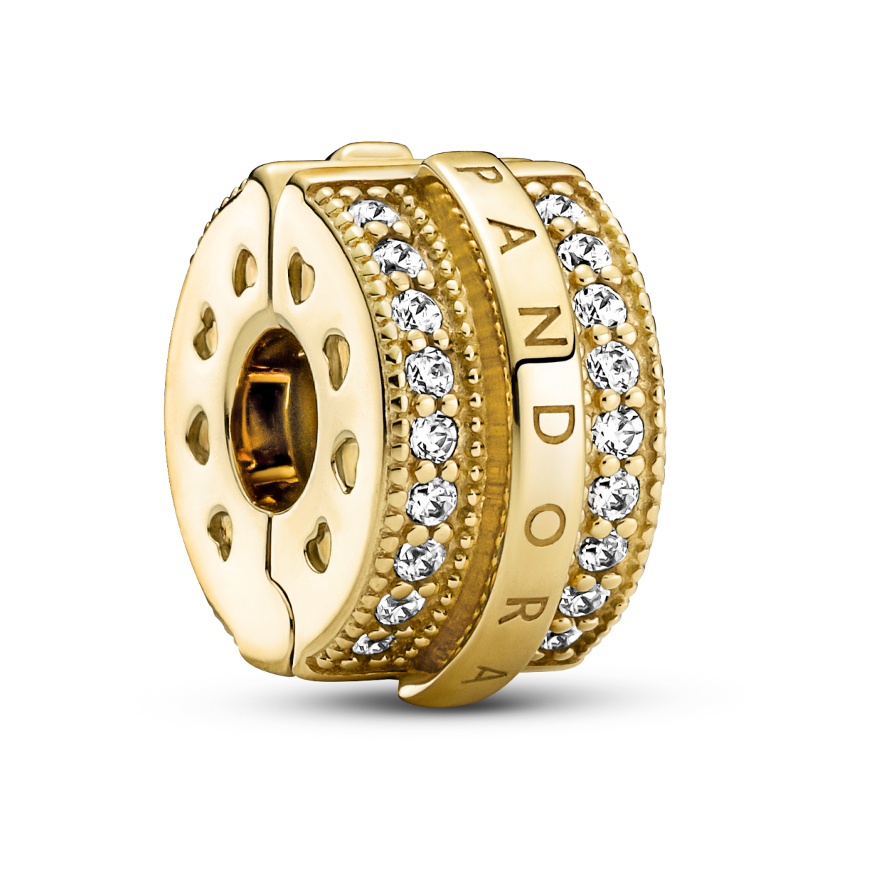 Geef je look een stijlvolle opkikker met de Sprankelende Pavé Lijnen & Logo Clip Bedel. Deze hand-finished bedel van 14k verguld metaal is voorzien van twee sprankelende rijen pavégezette transparante zirkonia's omringd door micro-kraaltjes, en een verhoogde middenrand met het Pandora-logo erop. De zijkanten van de bedel zijn versierd met hartjes en de randen zijn afgeplat. Deze warmgetinte bedel geeft elke outfit een modern-elegante touch en de sprankeling waar Pandora om bekendstaat.