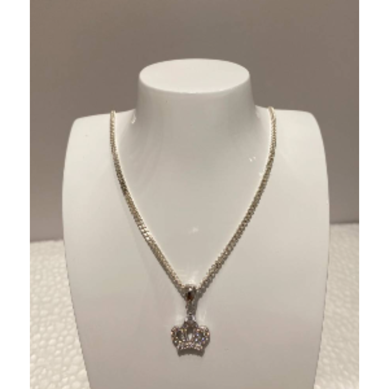 Zilveren gourmet schakel collier met een kroon hanger bezet met zirkonia´s 