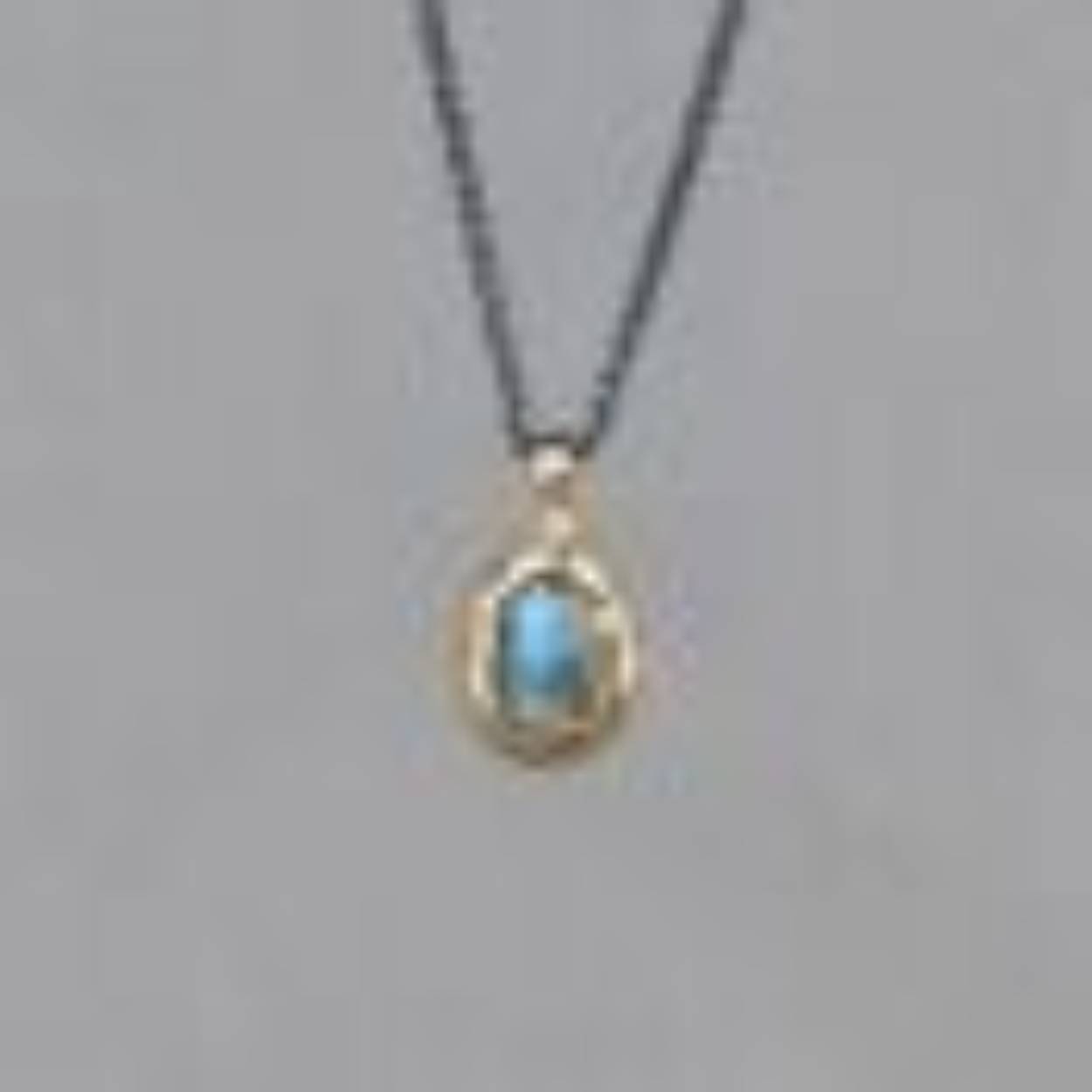 Collier gemaakt van 925 geoxideerd sterling zilver. Aan het collier hangt een gefacetteerde Labradoriet, omhult met zilver verguld. Labradoriet is een sterk beschermende en spirituele steen. Het beschermt het eigen energieveld (aura) tegen negatieve invloeden uit de omgeving.