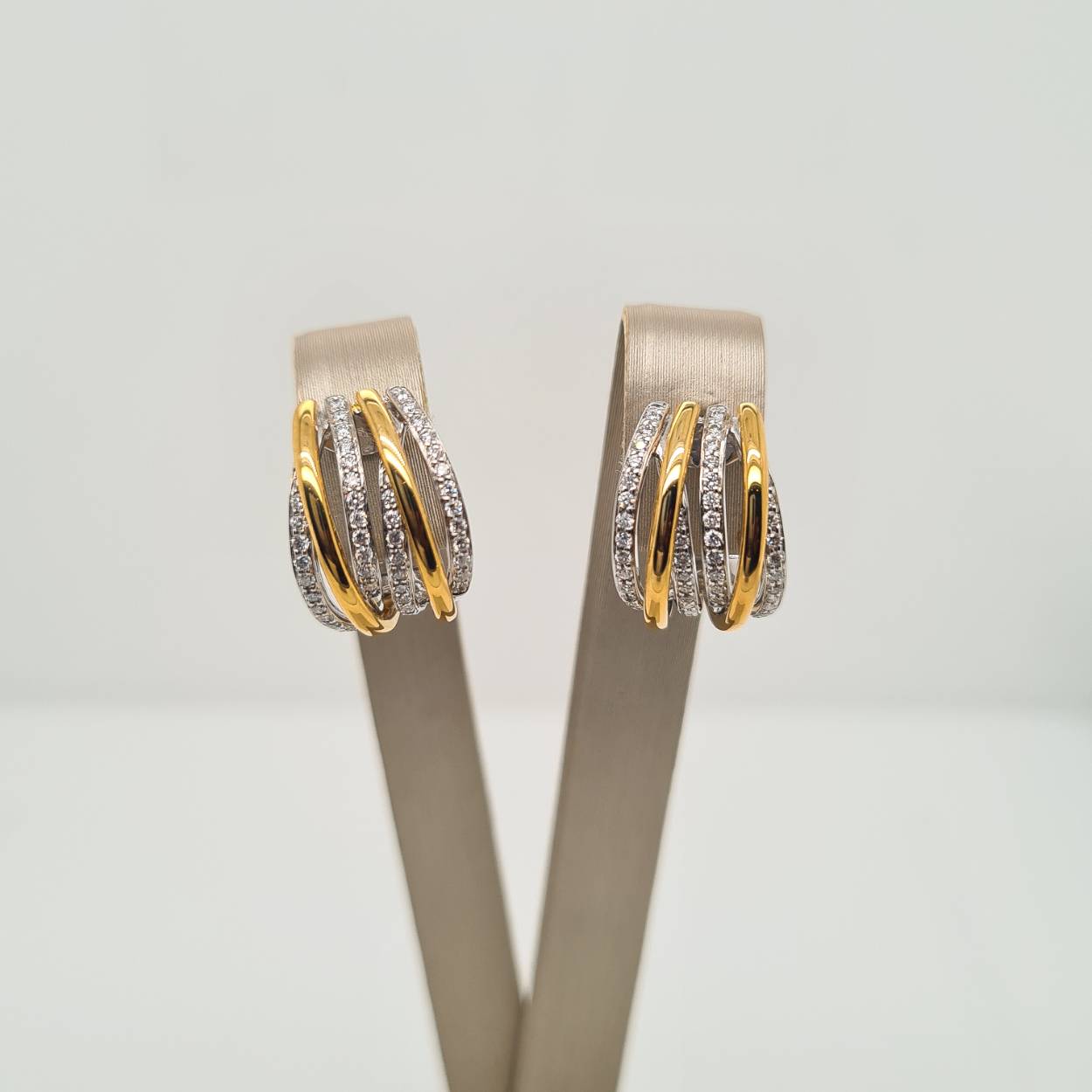 Prachtige 14krt gouden bicolor oorsieraden met 98 diamanten (0.38ct H SI)