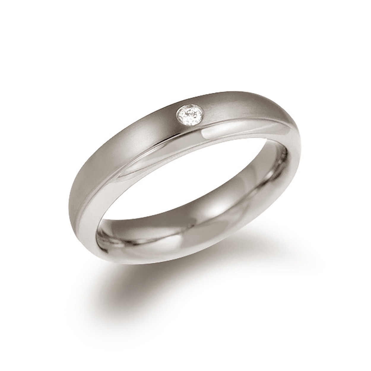 Boccia Titanium 0130-11
Deze gematteerde ring van Boccia Titanium heeft een glanzen accent en een diamant. De met de hand gezette diamant in dit sieraad zorgt voor een sprankelend effect. De ring is 5mm breed. 

HET MERK
Boccia Titanium is het titanium merk van Nederland, dat zijn oorsprong in Duitsland vindt en is opgericht in het jaar 1992. Ontwikkeld door internationale ontwerpers. Alle titanium componenten van de BOCCIA TITANIUM collectie zijn gemaakt van 99,7% puur titanium; het bijzondere materiaal. Alle titanium componenten van de BOCCIA TITANIUM collectie zijn gemaakt van 99,7% puur titanium; het bijzondere materiaal. 

SPECIFICATIES
- Puur titanium
- 1 diamant 0.03 ct
- Gematteerd met een glanzend accent
- Bolle binnenkant
- 5mm breed