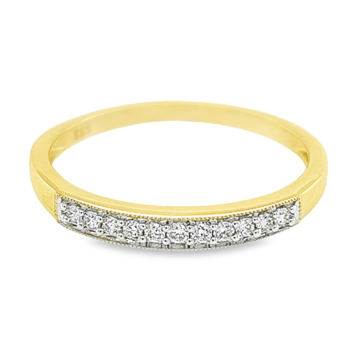 Deze geel gouden rij ring heeft een werkelijk schitterende uitstraling. De meerdere briljant geslepen diamanten zorgen voor deze prachtige schittering. Het totaal karaat gewicht is 0,12 en de briljanten zijn van mooie kwaliteit met zuiverheid SI1. De zetpoten zijn van bovenaf witgoud van kleur waardoor de briljant schittering extra mooi wit van kleur is. Een rij ring met diamant is een schitterend sieraad wat ontzettend goed te combineren valt met andere sieraden.