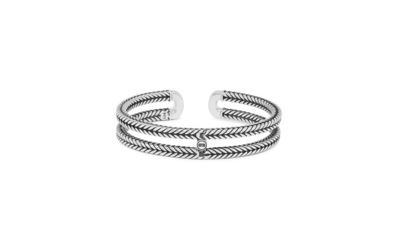 De Barbara Link armband is een mooi en uniek ontwerp gebaseerd op de populaire Barbara familie. Deze armband is stevig, handgemaakt en tijdloos en maakt elke outfit compleet. De zilveren armband is een manchetarmband en opent op een verborgen scharnierpunt