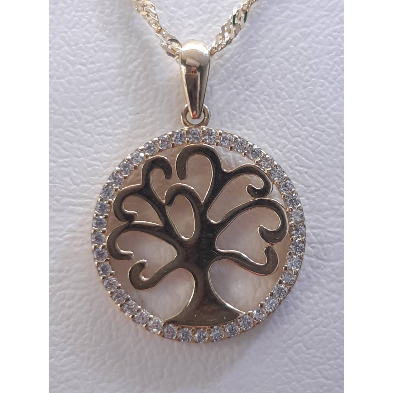 De gouden hanger met modelnummer BREA-RDL-0002899 is een verfijnd sieraad, gemaakt van 14-karaats goud. Deze glanzende, goudkleurige hanger heeft een diameter van 16,7 mm. Draag hem aan een fijne gouden ketting voor een elegante uitstraling. Perfect voor zowel dagelijkse als formele gelegenheden. Voeg een vleugje luxe toe aan elke outfit!