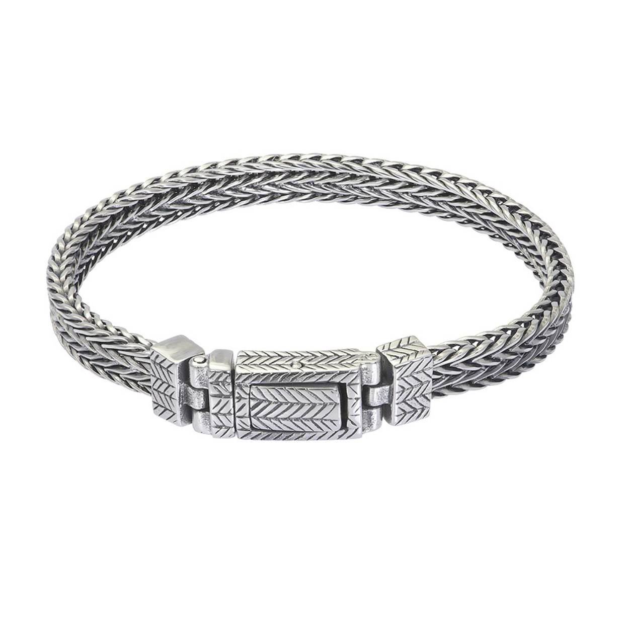 De iXXXi Men armband Brasilia is gemaakt van stainless steel in de kleur antiek zilver. De bracelet bestaat uit fijne schakels die door middel van een gevlochten design met elkaar verweven zijn.