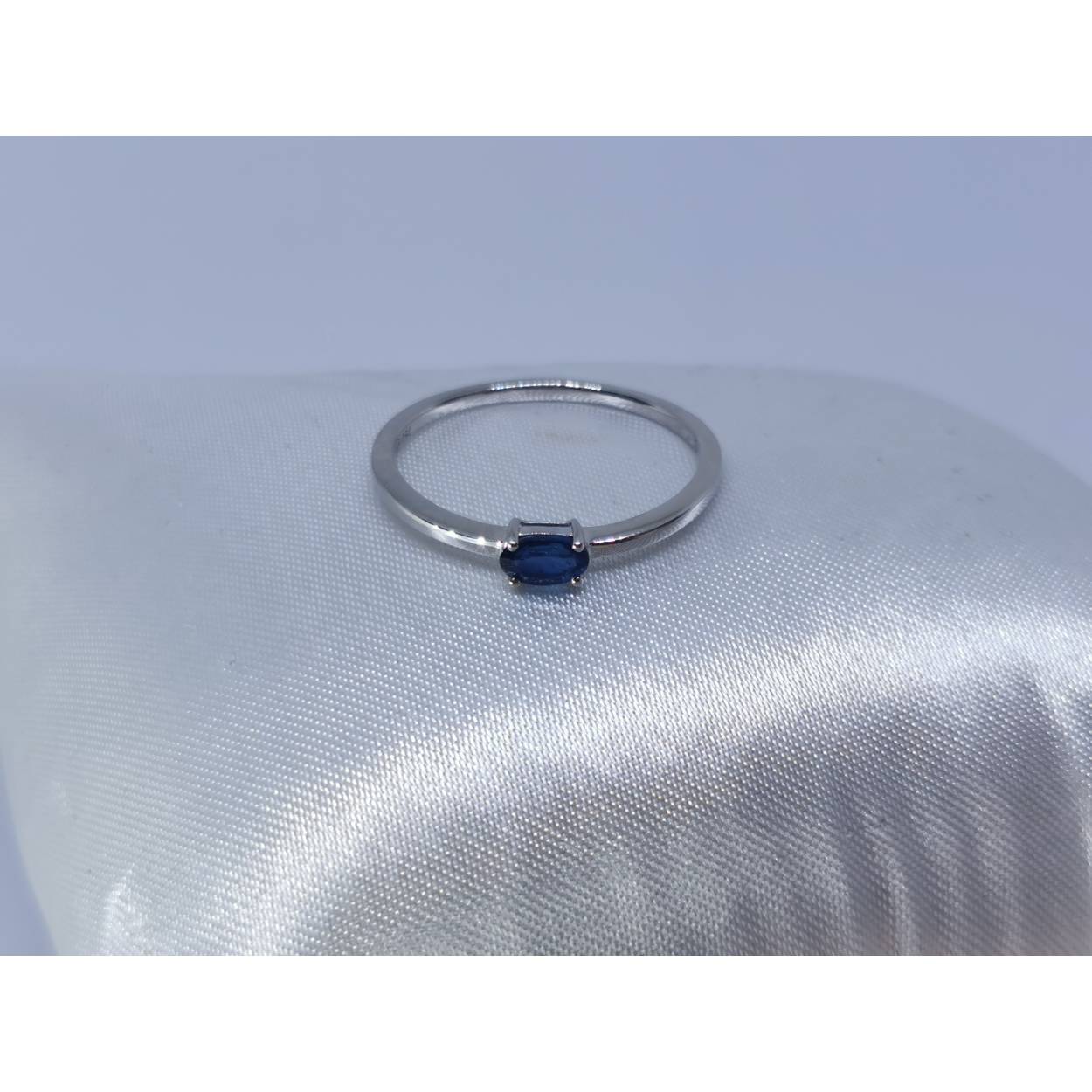 18 karaat wit gouden ring Blauwe saffier ovaal geslepen in kast zetting.